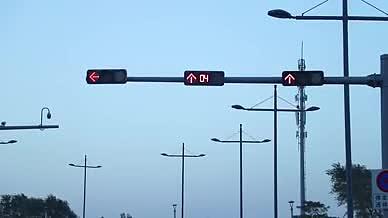 实拍街道上的红绿灯交通信号灯视频的预览图